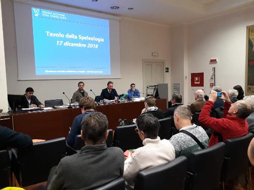 L'assessore regionale all'Ambiente Fabio Scoccimarro al Tavolo speleologia in sala Predonzani della Regione a Trieste.